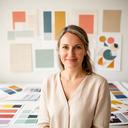 Raphaèle Moeun im hellen Studio neben Farbmustern und Layouts