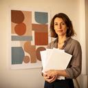 Arbenita Hirzel im Studio mit einem Plakatentwurf